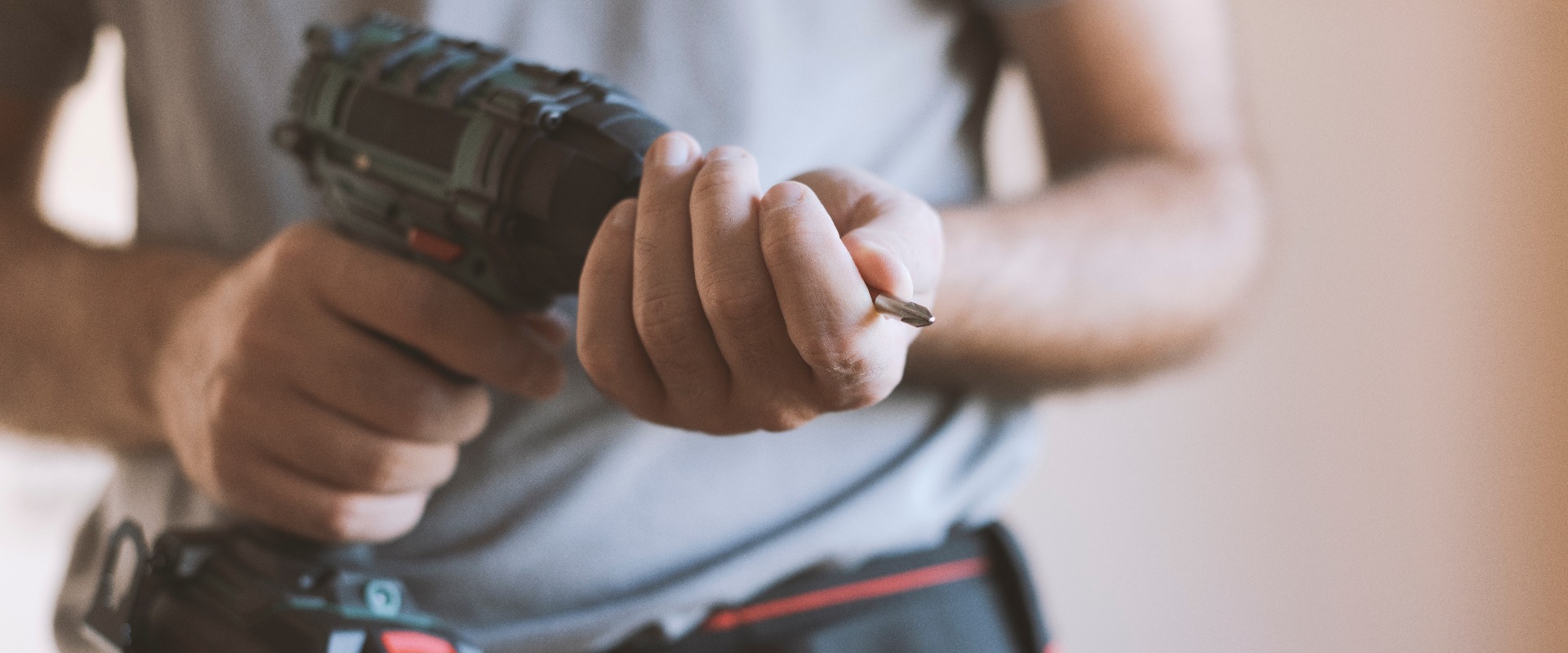 Ein professioneller Handwerker wechselt einen Bohrer