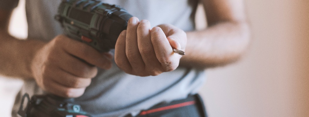 Ein professioneller Handwerker wechselt einen Bohrer